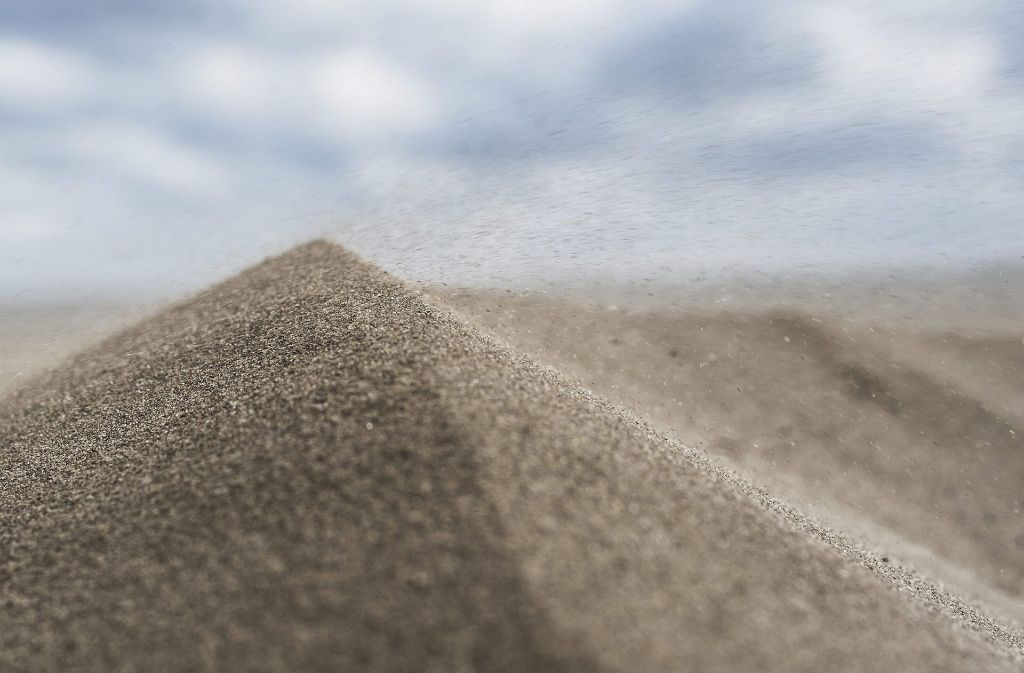 Sand wird über die Korngröße definiert, die zwischen 0,063 bis 2 Millimeter liegt. Als Kies gilt, was eine Korngröße von 2 bis 63 Millimeter hat.