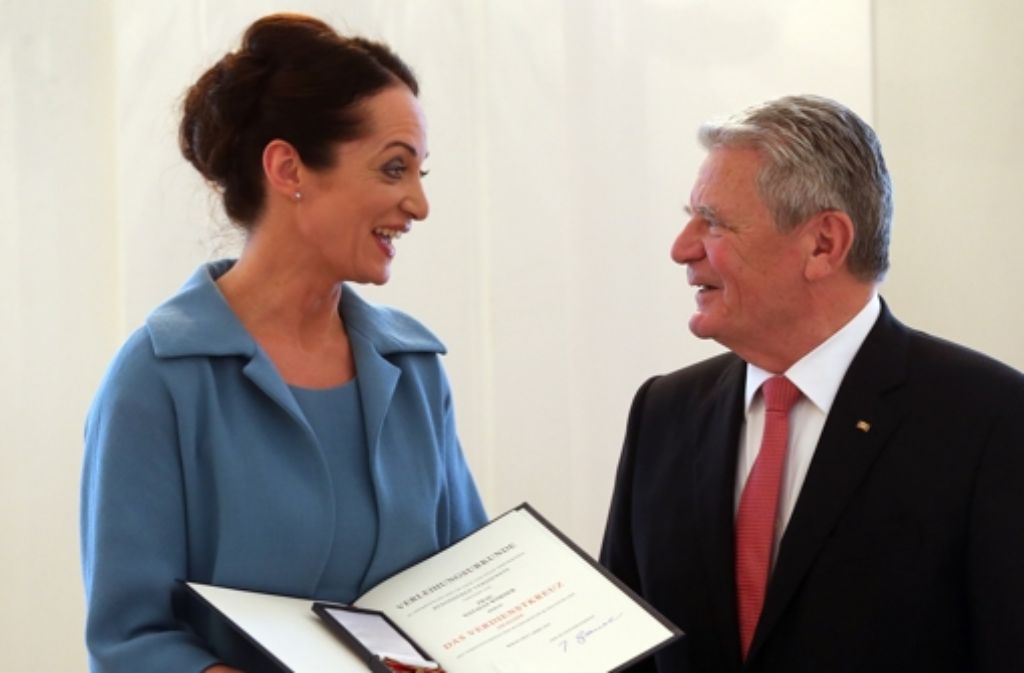 Bundespräsident Joachim Gauck verleiht  Natalia Wörner das Bundesverdienstkreuz für ihr Engagement nach der Flutkatastrophe in Thailand. Foto: dpa