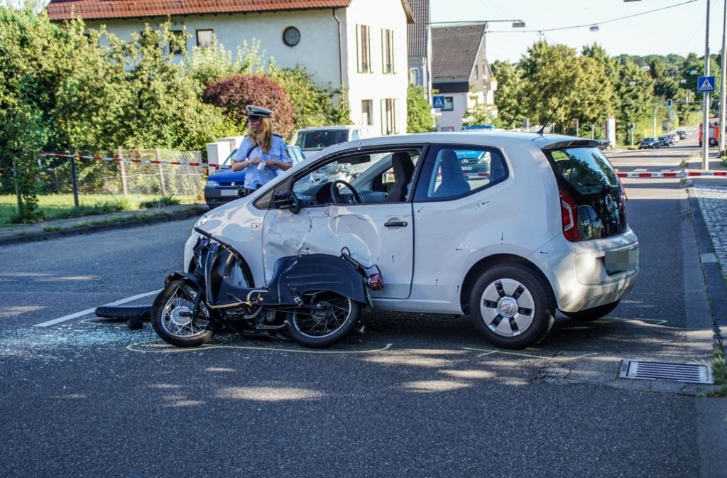 Eine VW-Fahrerin hat in Degerloch einen Rollerfahrer übersehen.