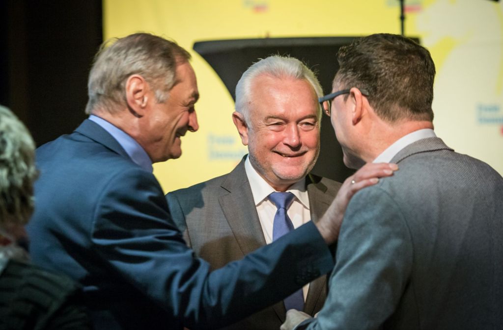 Obwohl Stefan Kaufmann (r.) Bundestagsabgeordneter der CDU ist, ist er zum Frühjahrsempfang der FDP in die Rosenau gekommen. Auf diesem Foto unterhält er sich mit Wolfgang Kubicki (Mitte) und Armin Serwani.
