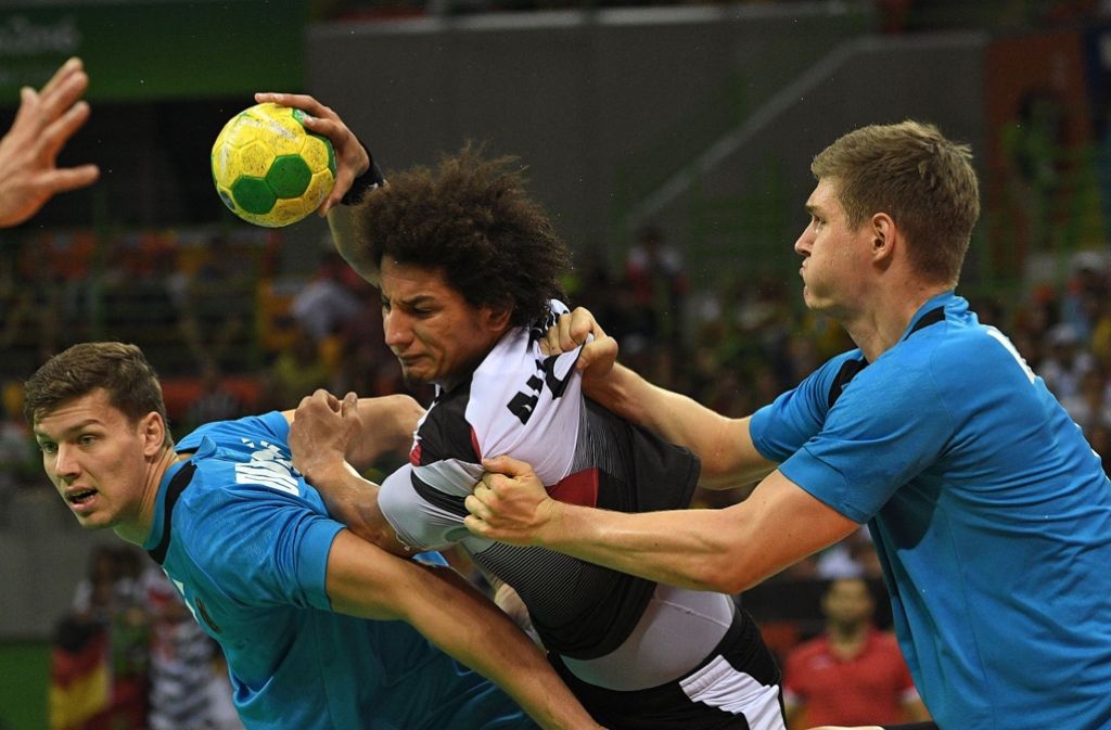 Hart am Mann: Die deutschen Handballer nehmen in Rio den Ägypter Ali Mohamed in die Zange. Foto: afp