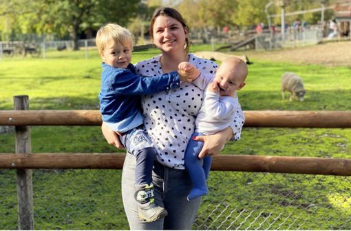 Thea Leschnik (24) mit Söhnen Finnegan und Henry, geboren 2019 und 2022 Foto: / 