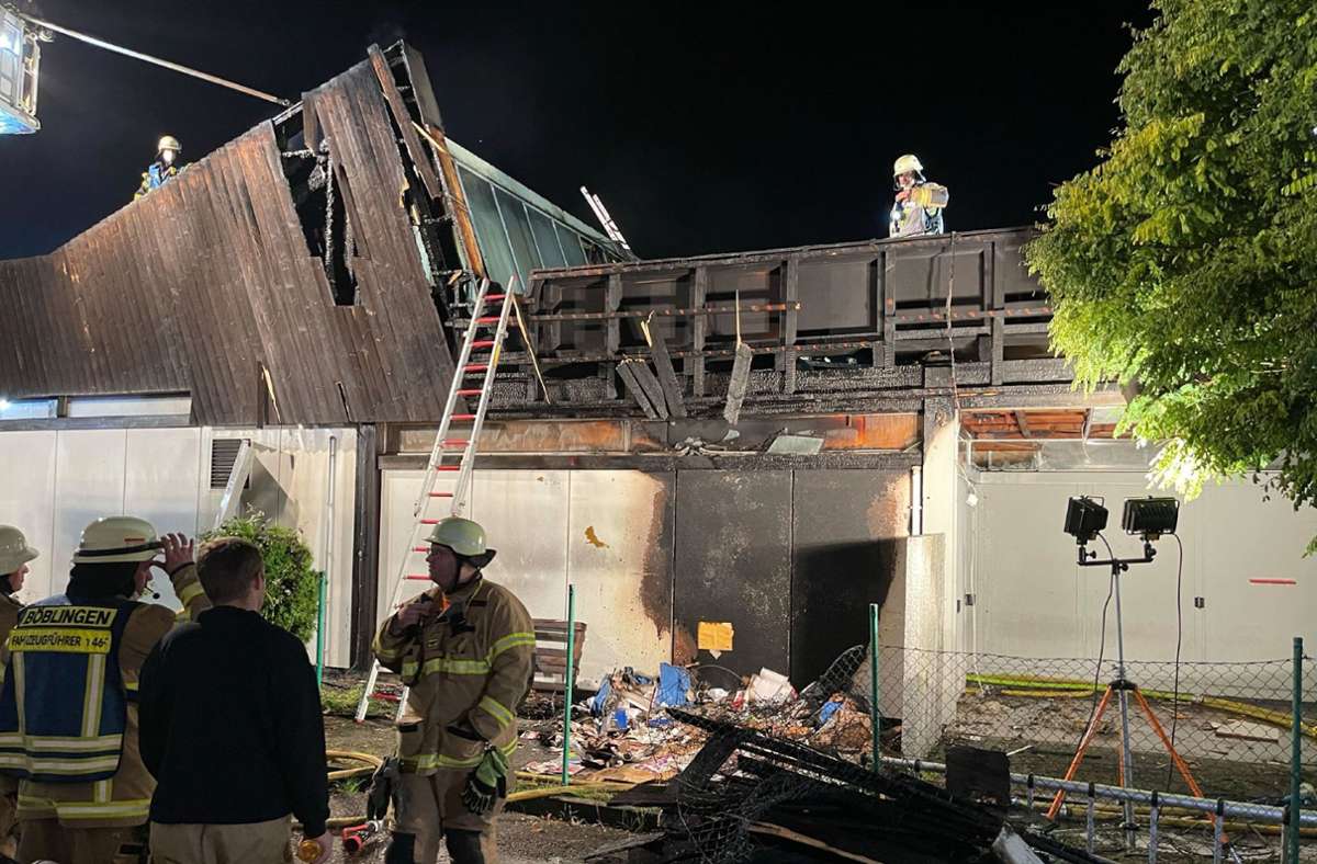 Beim Eintreffen der Einsatzkräfte hatte das Feuer allerdings bereits auf die Fassade und das Dach übergegriffen.