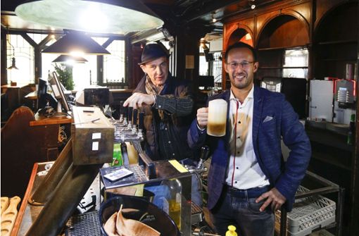 Ein letztes Bier: Marcus Montalbano und Auktionator Andreas von Brühl (rechts) Foto: Lichtgut/Leif Piechowski