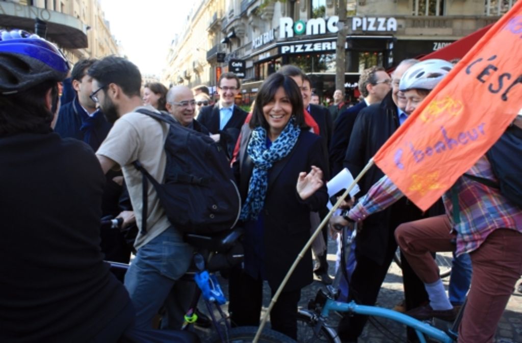 Auch die Pariser Bürgermeisterin Anne Hidalgo lässt sich den autofreien Sonntag nicht entgehen.