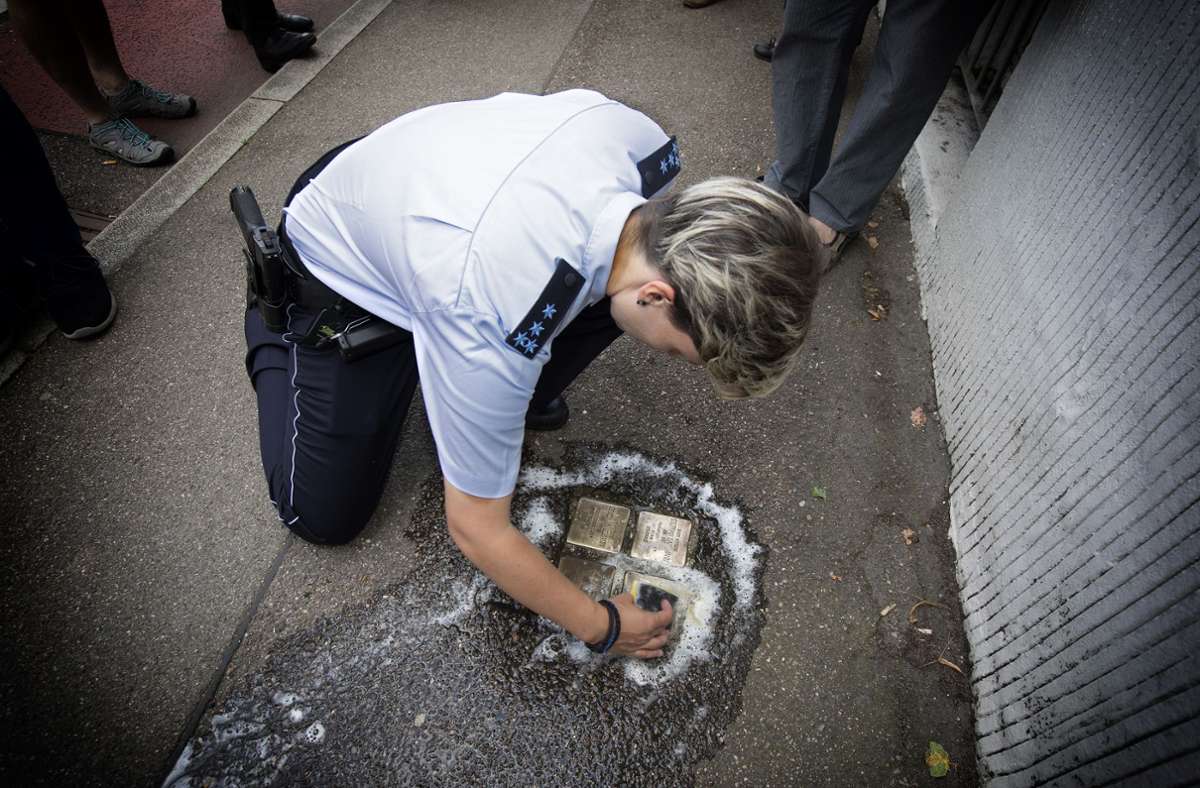 Polizeihauptmeisterin Iris Bilek putzt in der Göppinger Innenstadt sogenannte Stolpersteine.