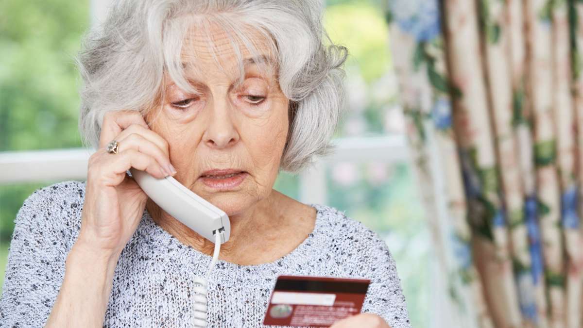 Telefonbetrug in Waiblingen: Seniorin übergibt mehrere tausend Euro  an falsche Enkelin