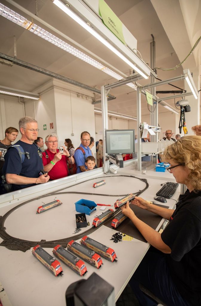 In den Produktionshallen von Märklin beobachten die Besucher, wie die kleinen Züge hergestellt werden.