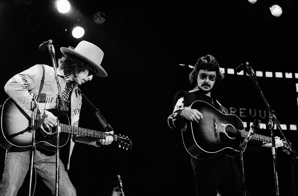 Bob Dylan (Links) 1976 auf der Rolling Thunder Tour, die mitgeschnitten wurde und nun auf Tonträger kommt