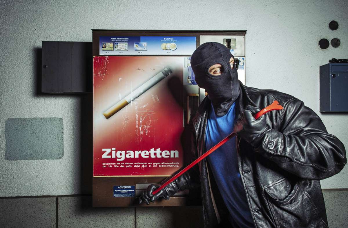 Unbekannte hatten einen Zigarettenautomaten in Botnang aufgebrochen. (Symbolbild) Foto: imago/Future Image/imago stock&people
