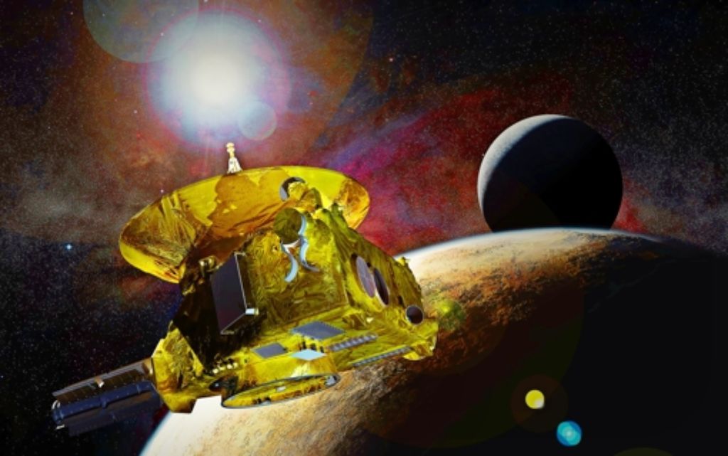 Die Sonde New Horizons mit ihrem Plutoniumreaktor (links unten) hat nach dem Vorbeiflug am Pluto und dessen Mond Charon ihre große Antenne wieder zur Erde ausgerichtet und funkt die Bilder und Messdaten zurück. In einer Bildergalerie zeigen wir ein neues Foto vom Pluto und geben Einblick in das Kontrollzentrum der Nasa.