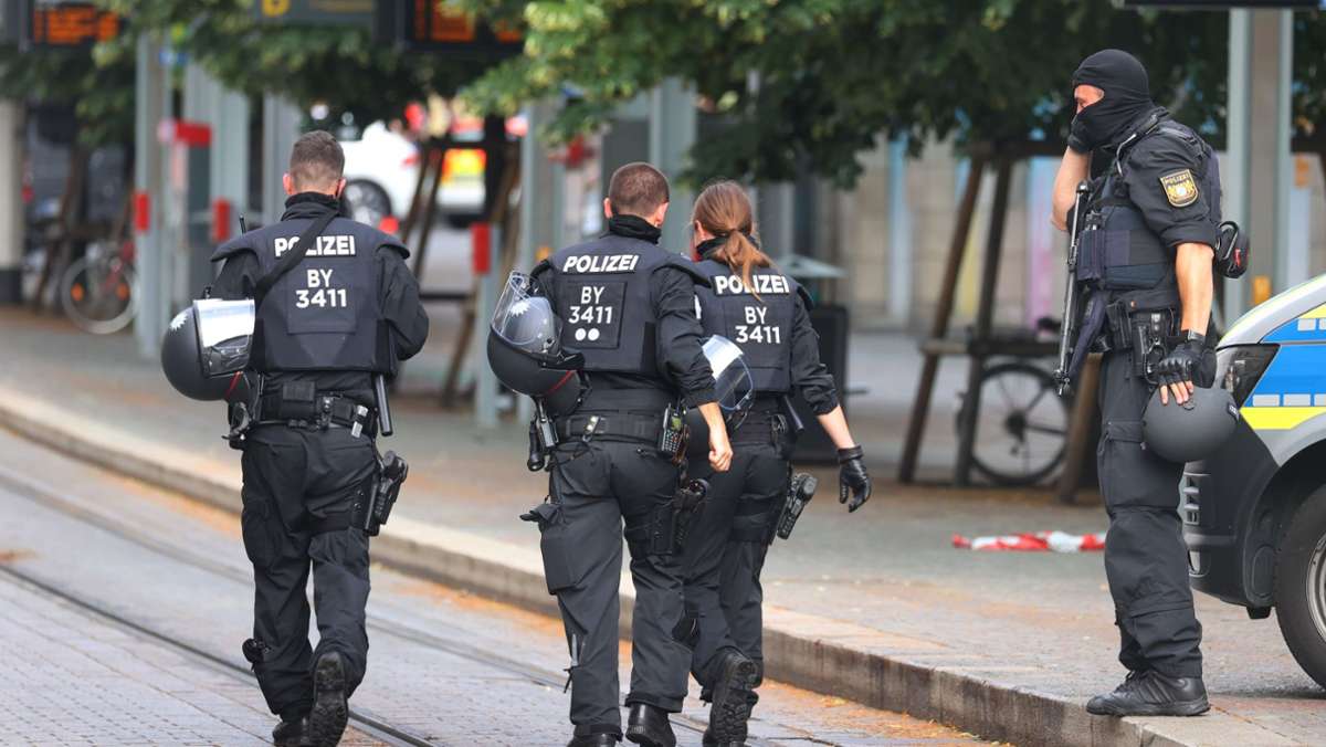  Ein 24-Jähriger richtet am Freitagnachmittag ein Blutbad in Würzburg an. Drei Menschen sterben, fünf werden verletzt. Für die Polizei ist der Verdächtige kein unbeschriebenes Blatt, Bayerns Innenminister Herrmann schließt einen islamistischen Hintergrund nicht aus. 