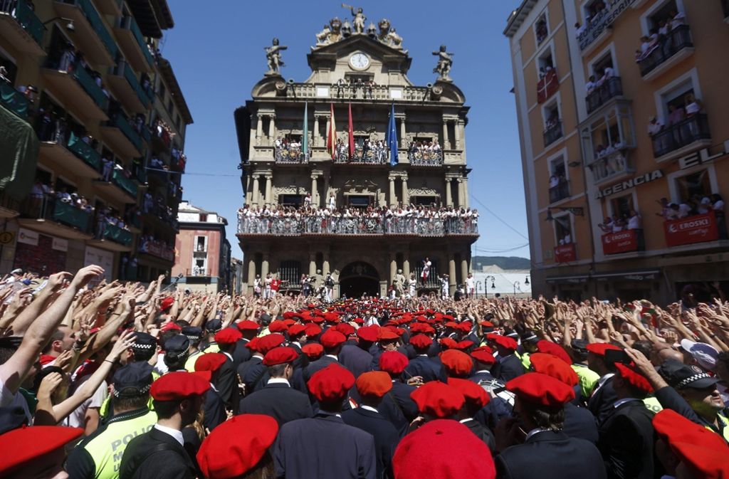 Vor dem Balkon des Rathauses in Pamplona versammelte sich die feiernde Menge.