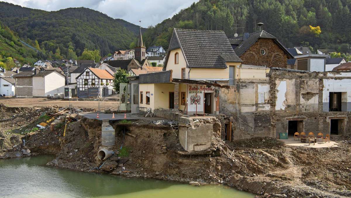  Eine Gruppe von Landfrauen aus dem Kreis Ludwigsburg ist ins Ahrtal gereist. Vorher haben sie rund 26 000 Euro gesammelt, die nun den Betroffenen der Überschwemmungskatastrophe aus dem Sommer zugute kommen. 
