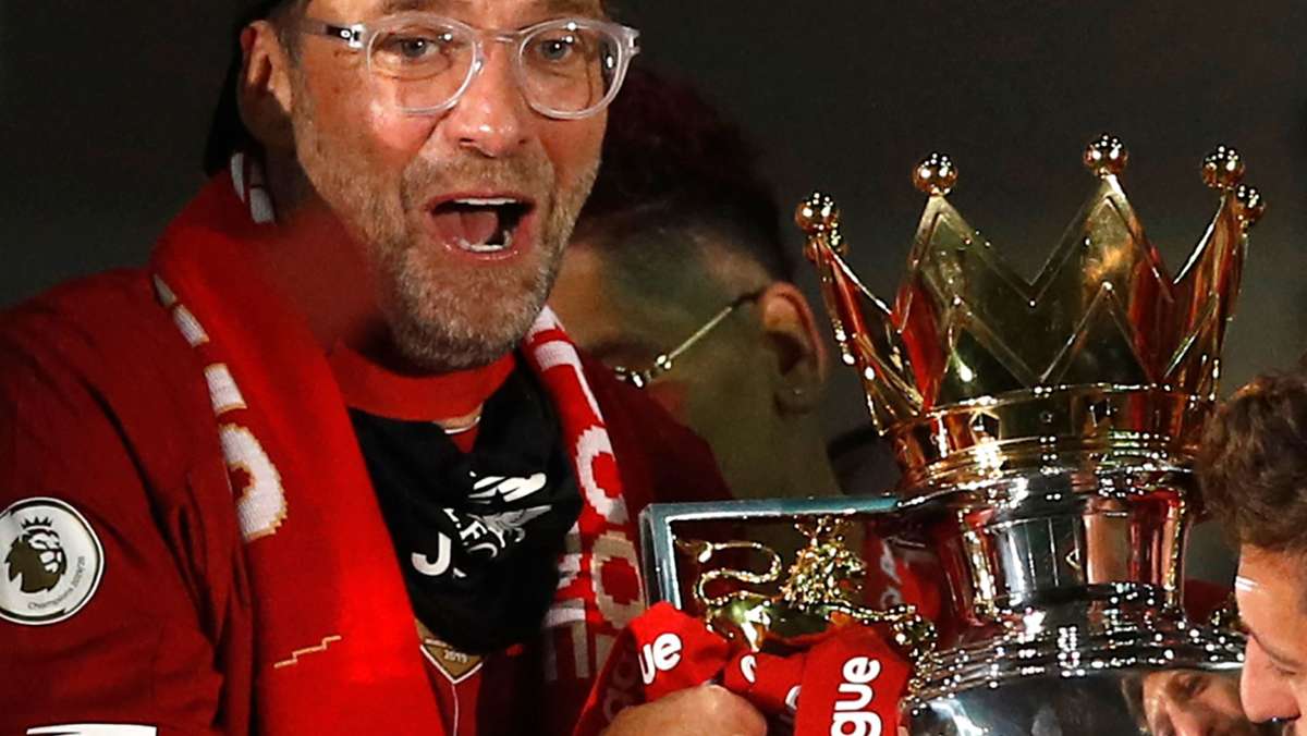  Der Meisterpokal ist seit Mittwochabend endlich in Liverpool angekommen. Für Jürgen Klopp ist es nach dem Gewinn der Champions League und des Weltpokals der dritte große Erfolg mit den Reds. Eine besondere Botschaft gibt es für die Fans. 
