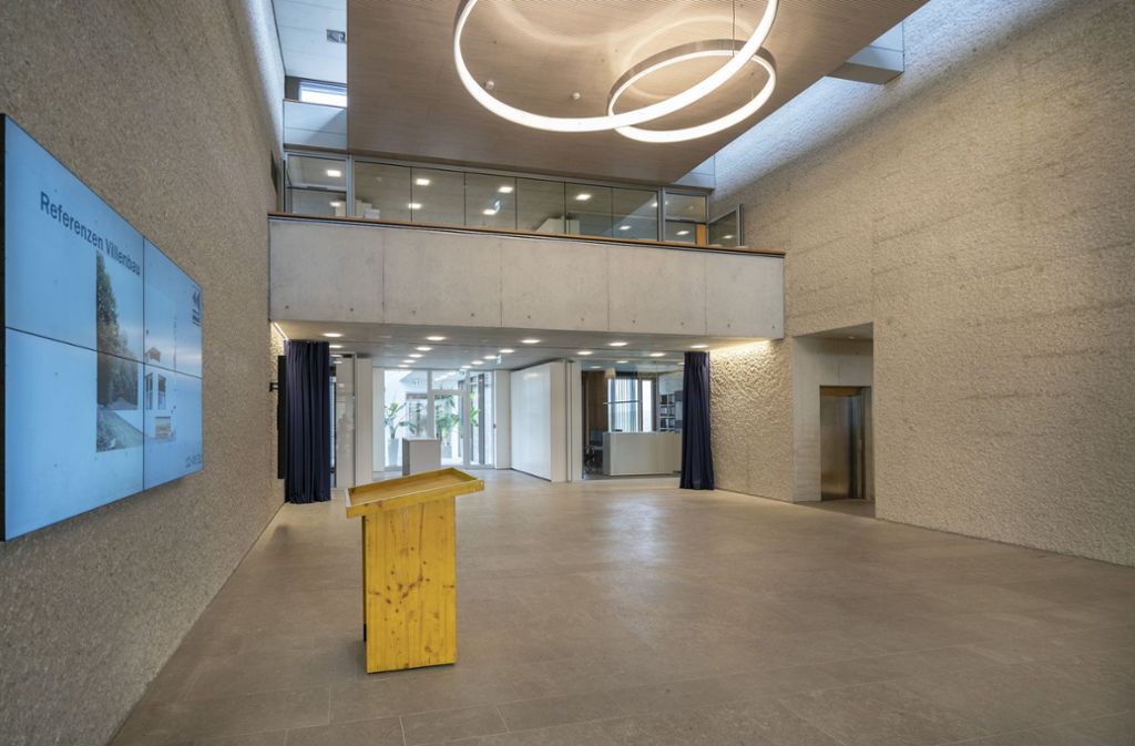 Das Highlight: das zweigeschossige Atrium. Laut dem Architekten Jens Wittfoht ermöglicht es eine Ausrichtung der Arbeitsplätze zur Mitte hin.