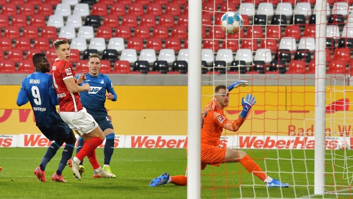  David Raum von der TSG Hoffenheim erzielt beim 2:1-Erfolg im badischen Spitzenduell beim SC Freiburg sein erstes Bundesliga-Tor und setzt den Höhenflug der vergangenen Monate fort. 