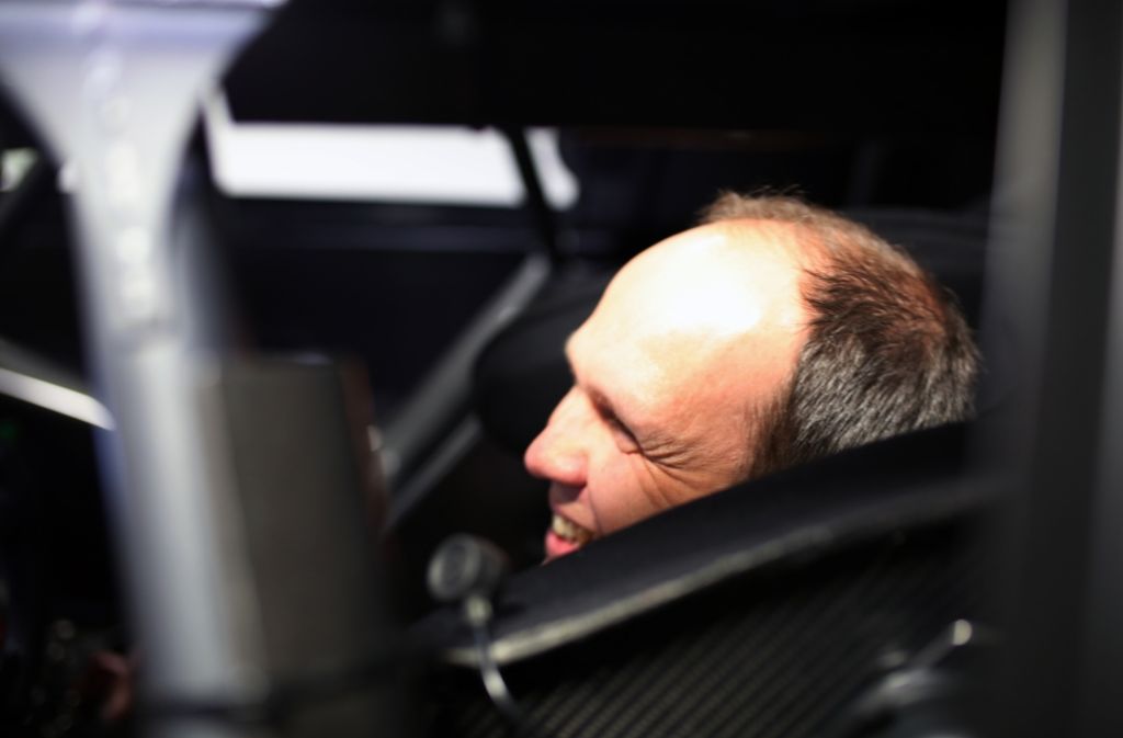 In dem Cockpit, in dem bereits Formel-1-Fahrer Pascal Wehrlein saß, konnte Jahn seine Renntauglichkeit testen.