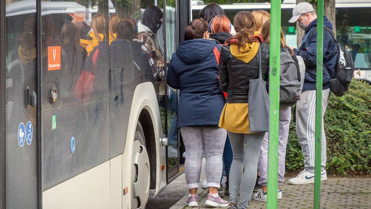  Ab nächstem September können Schüler, Auszubildende und Studenten in Baden-Württemberg für einen Euro am Tag mit Bussen und Bahnen fahren. 