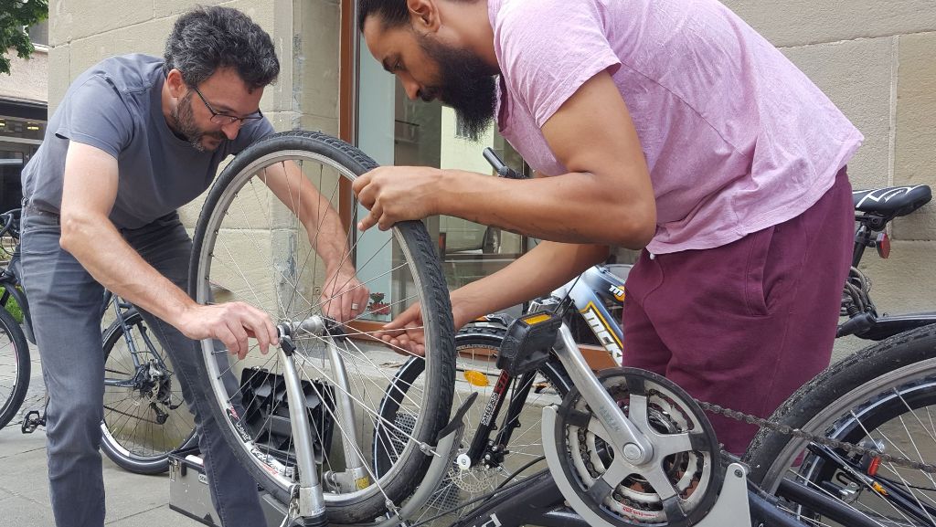 Flüchtlinge als Fahrradmechaniker in S-Süd: Reparieren und integrieren