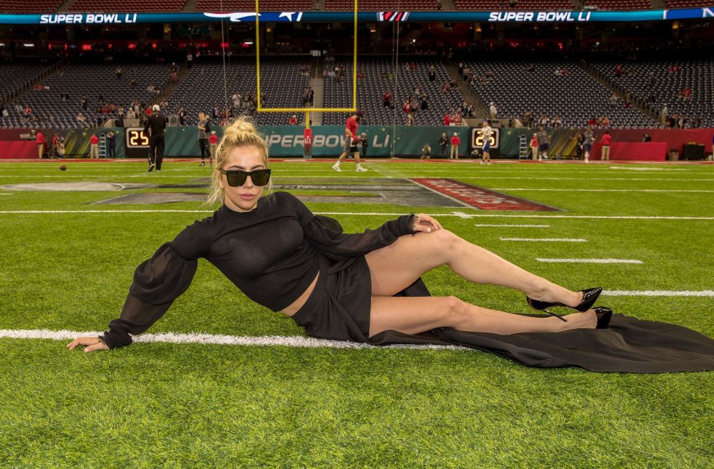 Vor ihrem Auftritt posiert Lady Gaga in „Alltagskleidung“ auf dem Rasen in der Sportarena in Houston.