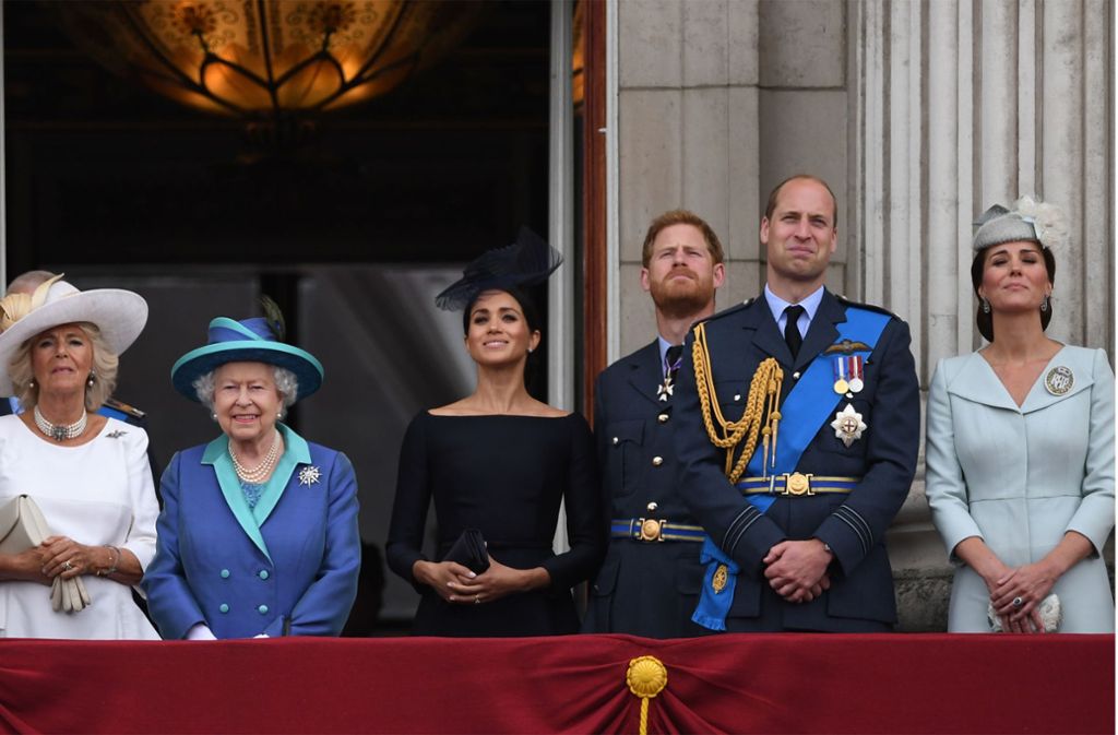 Die Herzen der Briten erobert aber eher die nächste Generation: Der lockere Prinz Harry, der freundliche Prinz William, aber vor allem ihre glamourösen Frauen Meghan und Kate haben auf der Insel einen wahren Royal-Boom ausgelöst - auch wenn die Sussex’ inzwischen beschlossen haben, dem aktiven Royaldasein den Rücken zu kehren.