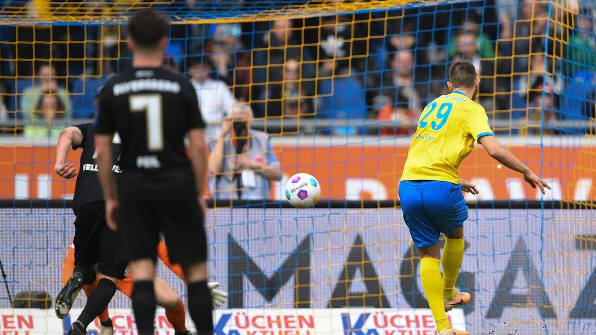 Braunschweigs Hasan Kurucay traf per Elfmeter zum zwischenzeitlichen 3:0 gegen Elversberg.