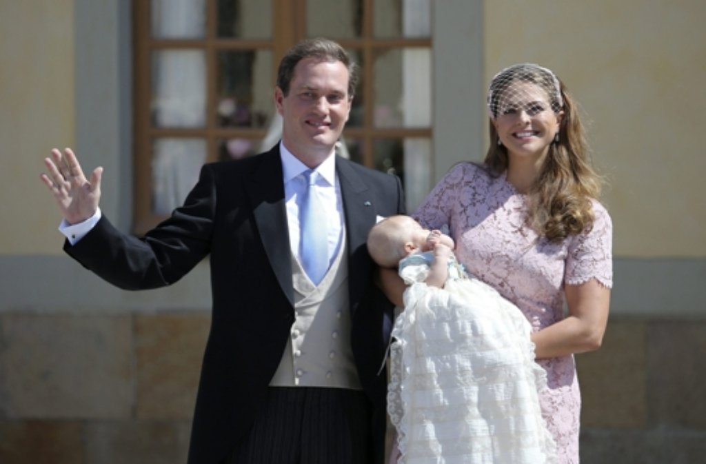 Stolze Eltern: Christopher ONeill und Prinzessin Madeleine zeigen die kleine Prinzessin Leonore nach der Taufe der Öffentlichkeit.