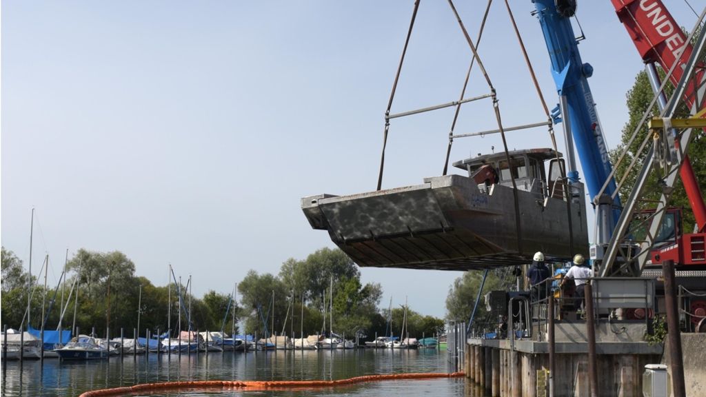 15 Meter langer Kahn war gekentert: Havariertes Schiff aus Hafen von Lindau geborgen