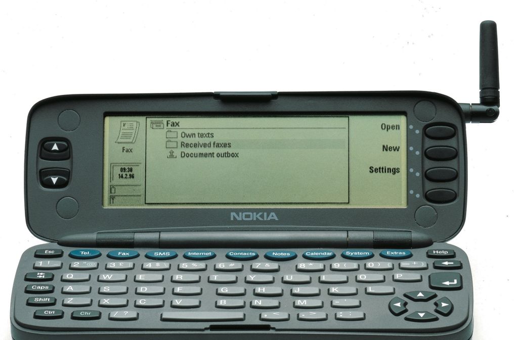 Am 15. August 1996 brachte Nokia den „Nokia 9000 Communicator“ als „Büro im Westentaschenformat“ auf den Markt. Das Gerät konnte Faxe senden und empfangen, war rund 400 Gramm schwer und wurde für 2700 D-Mark verkauft.