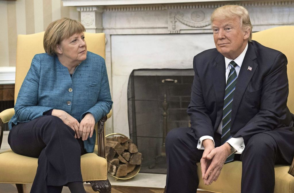 Als die Bundeskanzlerin Angela Merkel den neuen US-Präsidenten im Weißen Haus besucht, kommt es zum Handshake-Gate. Statt wie üblich sich für die Kameras gegenseiteig die Hand zu geben, blickte Trump nur regungslos nach vorne. Angeblich habe er die Aufforderung nicht gehört.