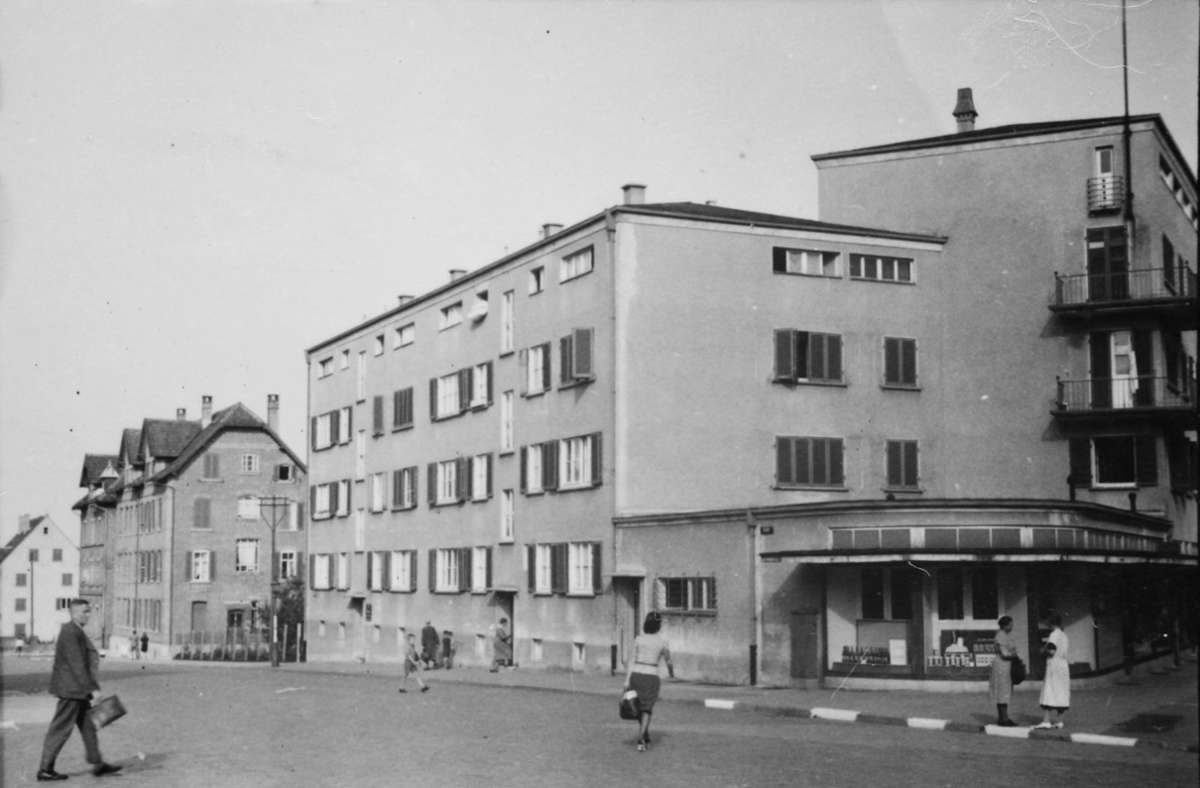Die Talstraße an der Kreuzung nach Gablenberg und zum Ostendplatz mit dem Haus von Karl Beer mit der runden Ladenfassade: Noch viel Zeit für Gemütlichkeit für die Fußgänger