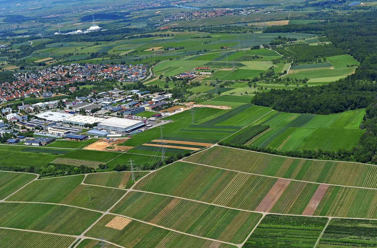 In der  Nähe des Industriegebiets Ottmarsheimer Höhe (Foto) bei Mundelsheim  soll der neue Gewerbestandort Benzäcker entstehen. Foto: Werner Kuhnle