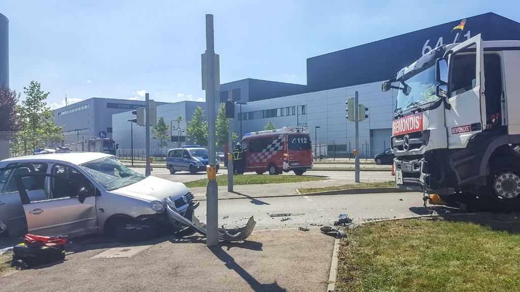 Unfall in Sindelfingen: Pkw-Fahrer nach Kollision mit Lkw in Lebensgefahr