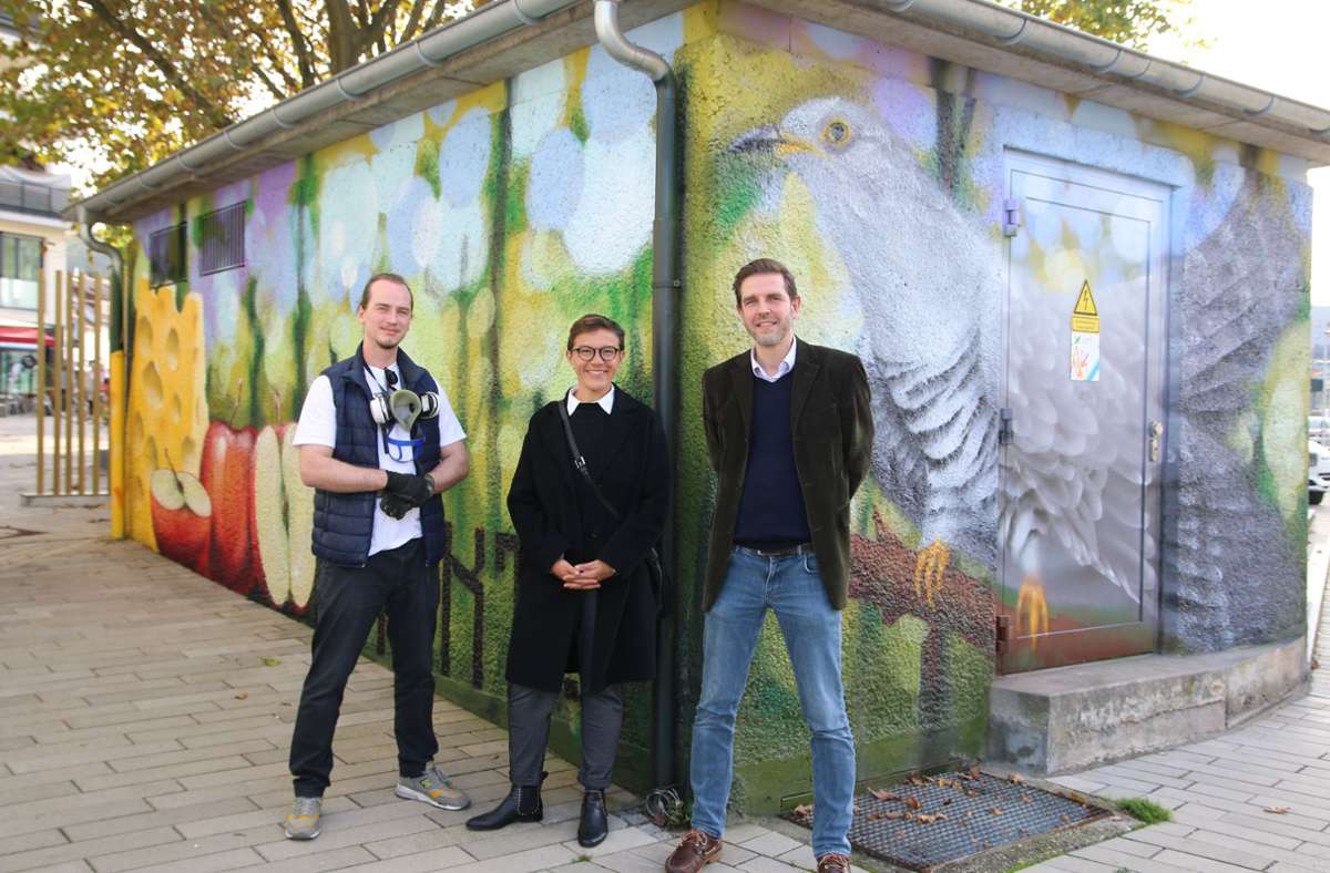 Freuen sich über die erfolgreich gestaltete Umspannstation  (von links nach rechts): Graffitikünstler Jonas „Milo“ Seif, Mina Smakaj (Bezirksvorsteherin Botnang) und Arvid Blume (Vorsitzender der Geschäftsführung Stuttgart Netze) Foto: Stuttgart/Netze