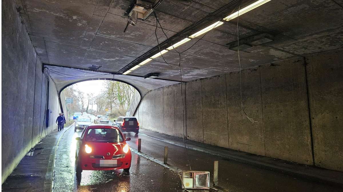 Am Freitagmittag blieb ein Abschleppwagen mit seinem Kran an zwei Leuchten im Tunnel hängen.
