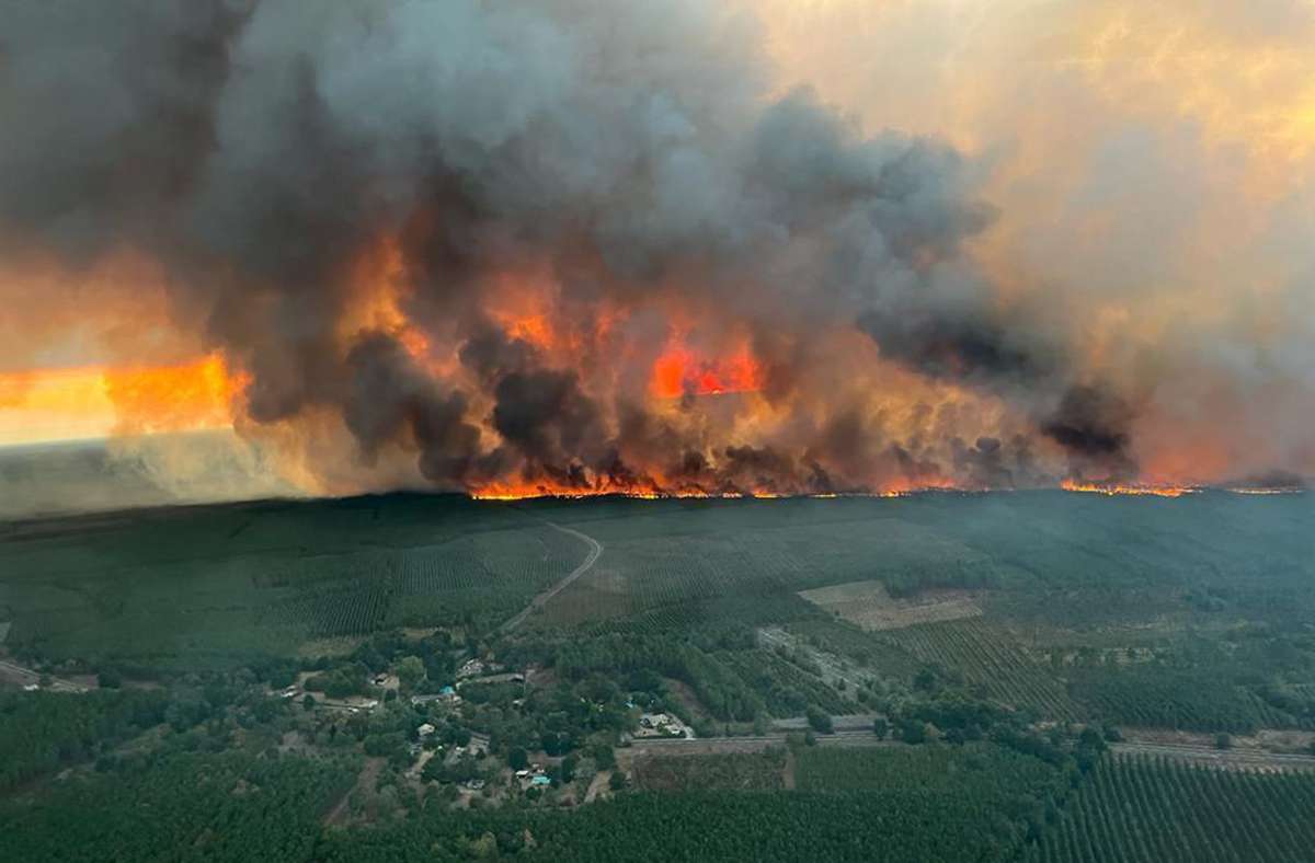 In Saint Magne, südlich von Bordeaux, steht der Wald in Flammen. Foto: dpa/Uncredited