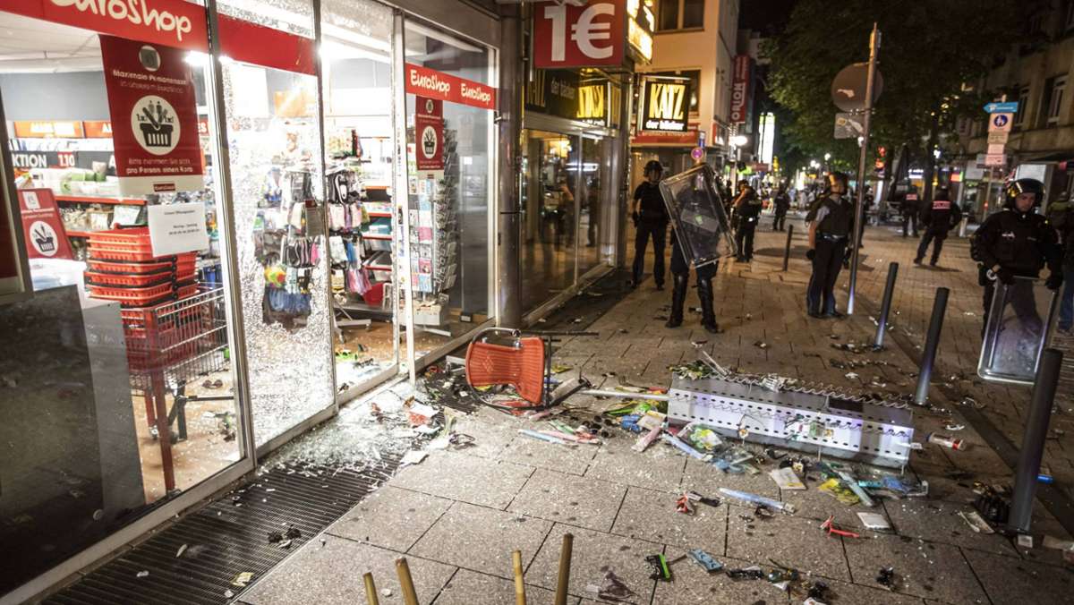  Geschockt haben die politischen Parteien in Stadt und Land auf die nächtlichen Straßenschlachten in der Stuttgarter Innenstadt reagiert. Von allen Seiten ertönt der Ruf nach Konsequenzen. 