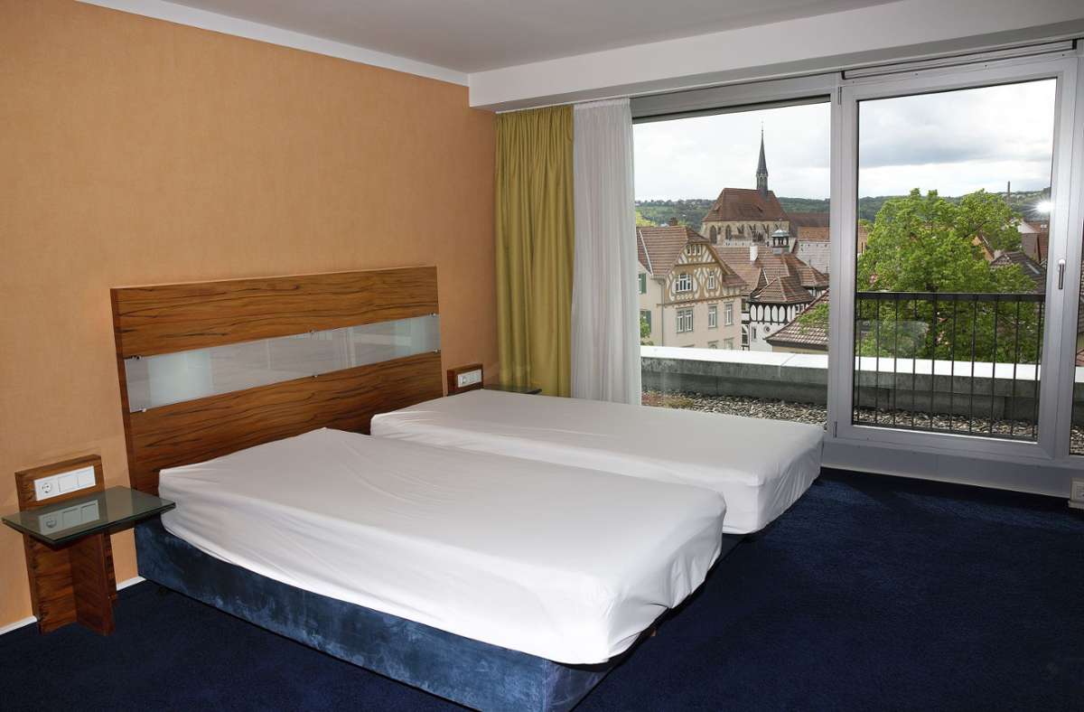Das ganze Hotel ist voll möbliert, über den Betten sind weiße Leinentücher gespannt.