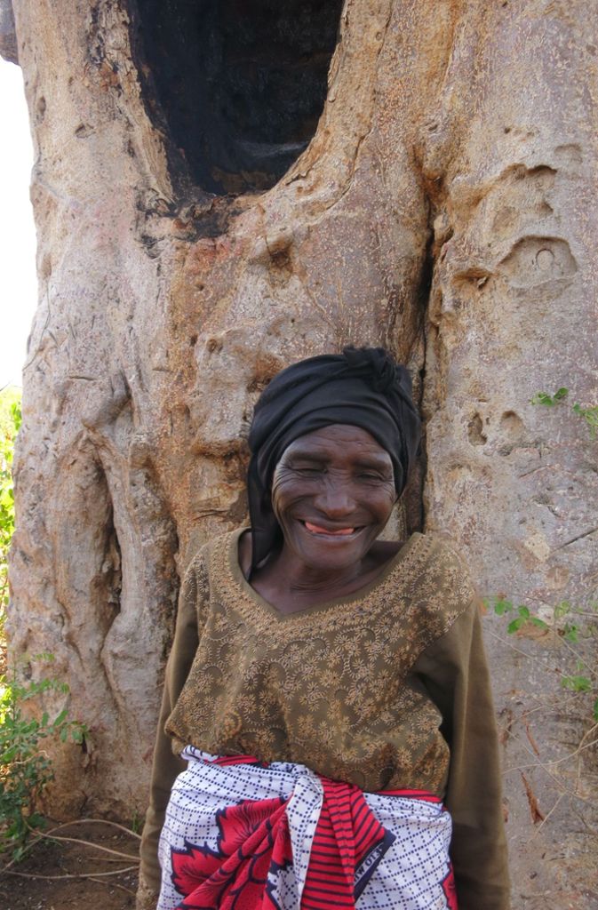 Ausgebrannt ist der Baobab von Adija Foloko. Weil sie Honig stehlen wollten, räucherten Diebe den Baum aus – vermutlich stirbt er nun ab.