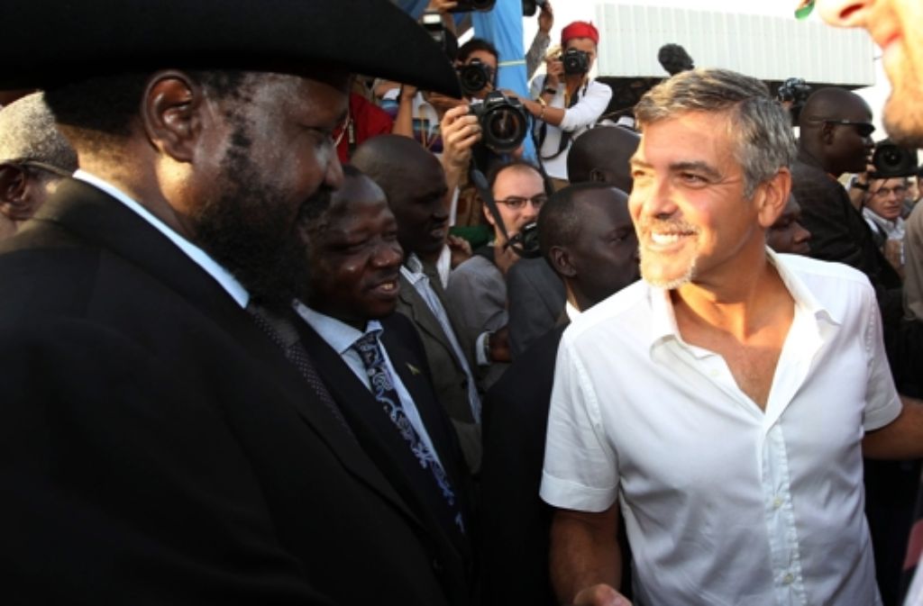 Clooney ist auch politisch aktiv: Seit Jahren setzt er sich für den Sudan ein. Hier ist der Schauspieler 2011 bei einem Besuch in dem krisengeschüttelten afrikanischen Land zu sehen.