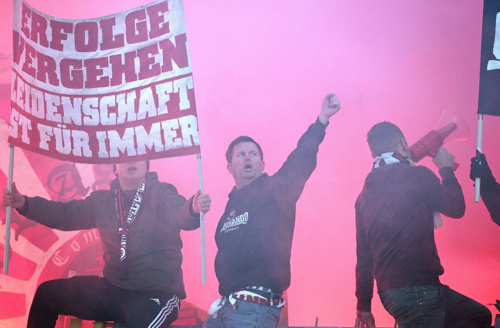VfB-Fans im Stadion der Gastgeber.