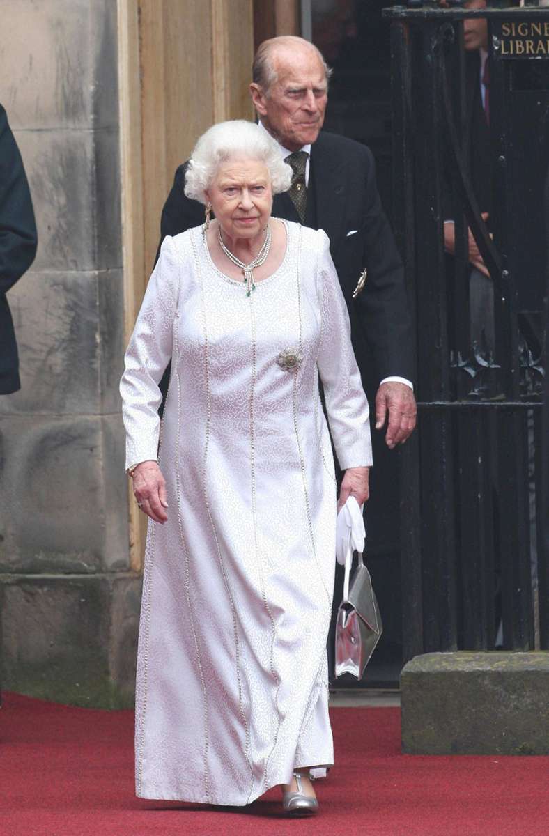 Die Queen selbst trug den Smaragd-Schmuck auch nur zu wichtigen Anlässen – hier zum Beispiel im Jahr 2012 in Schottland, ...