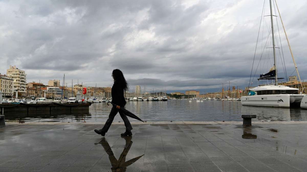  Wegen heftiger Unwetter im Südosten Frankreichs bleiben die Schulen in der Küstenstadt Marseille am Montag geschlossen. Auch an der Universität Aix-Marseille finden keine Kurse statt. 