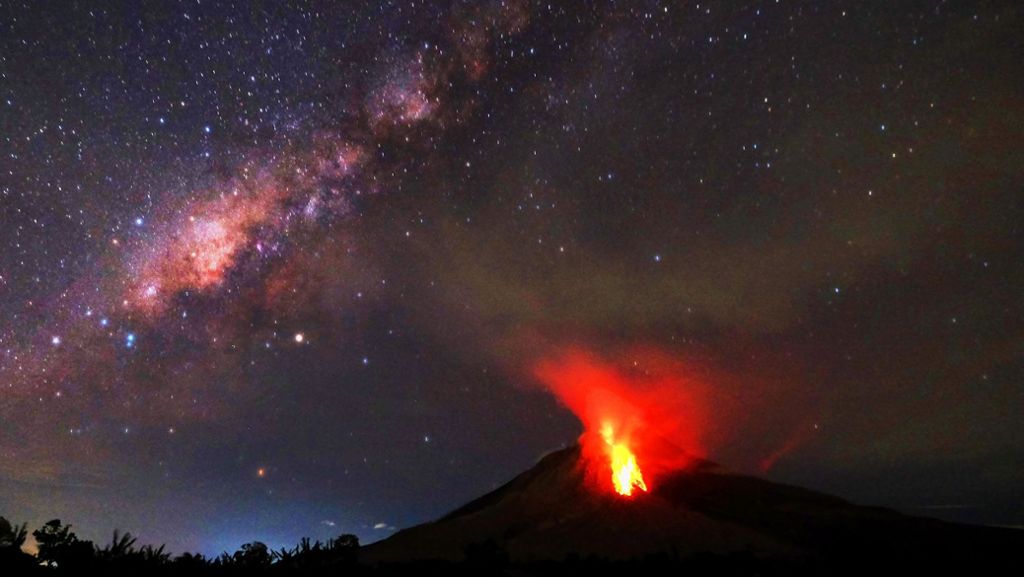 Indonesische Insel: Vulkan auf Sumatra spuckt kilometerhoch Asche