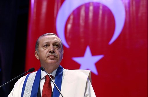 Präsident Erdogan will, dass  die Wähler beim Urnengang am 1. November  länger Tageslicht  haben. Also verschiebt er kurzerhand die Zeitumstellung. Foto: dpa