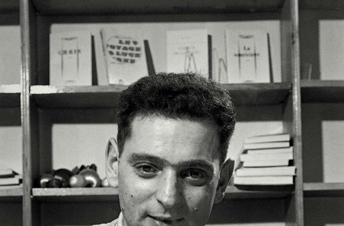 Der Autor als junger Mann: Georges Perec (1936-1982) signiert hier seinen Roman „Die Dinge“, für den er im Jahr 1965 den Preis Théophraste Renaudot erhielt.