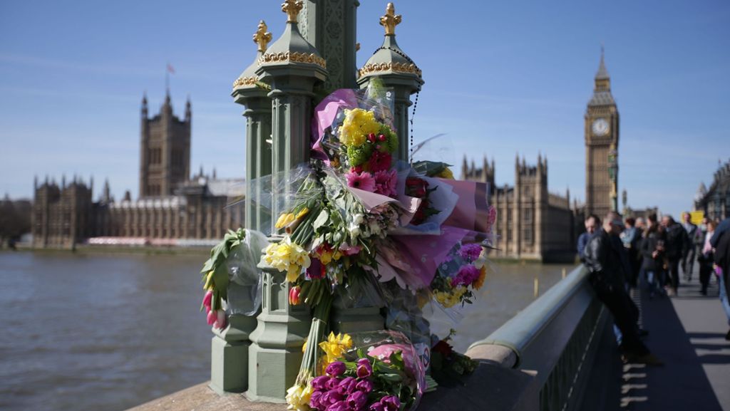  Der Attentäter von London soll den Behörden bereits 2010 als potenzieller Extremist bekannt gewesen sein. Zwei weitere Verdächtige im Zusammenhang mit dem Anschlag waren am Montag noch in Haft. 