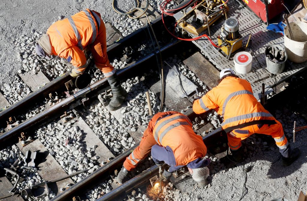 Reparaturarbeiten an einem Gleisbett. Bei der Bahn ist der Sanierungsstau weiterhin groß – obwohl es Zuschüsse in  Milliardenhöhe gibt. Foto: dpa