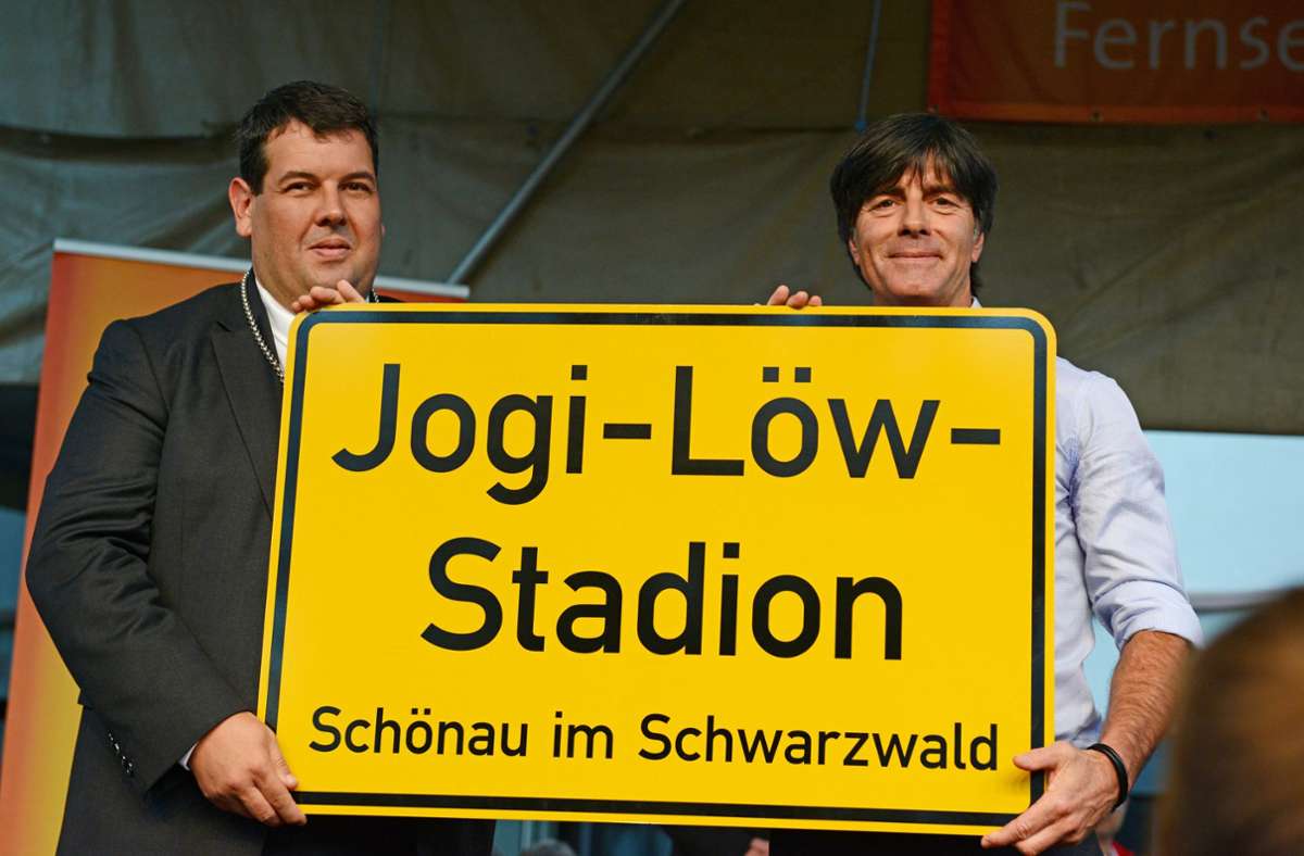 Die Folge: In Schönau, dem Geburtsort von Fußballbundestrainer Joachim Löw, wird das Fußballstadion nach ihm benannt. Löw ist seitdem Ehrenbürger der Stadt.